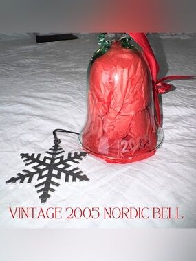 Vintage 2005 Woodstock Chimes Nordic Bell Green Glass Etched Snowflakes